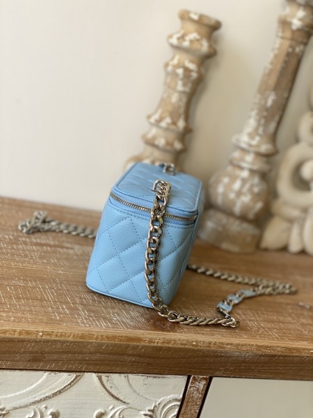  Handbag   Chanel 81194  size  17 cm  