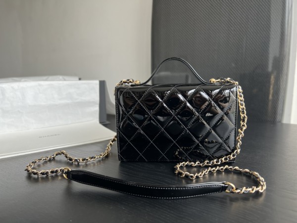 Handbag  Chanel  2796  size   18cmx17.5cmx7 cm