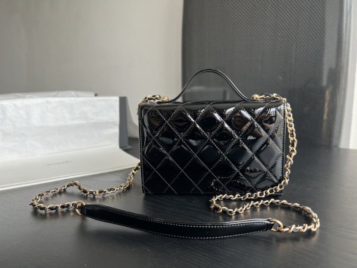 Handbag  Chanel  2796  size   18cmx17.5cmx7 cm