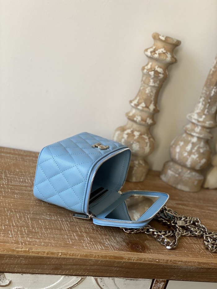  Handbag   Chanel 81194  size  17 cm  