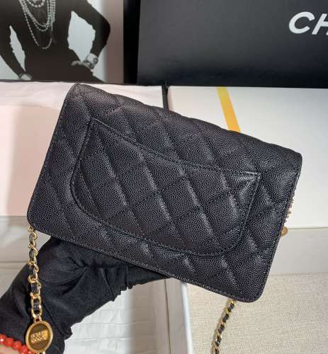 Handbag   Chanel  size  19*12.5*3  cm