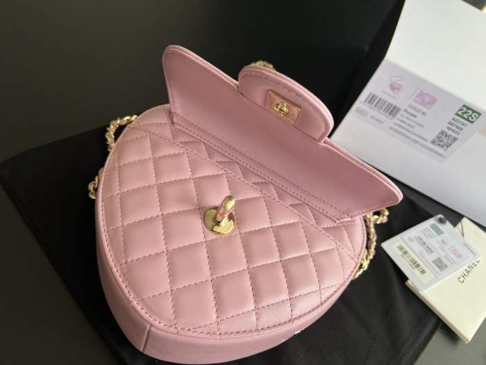 Handbag  Chanel   size  18cmx17cmx5 cm 