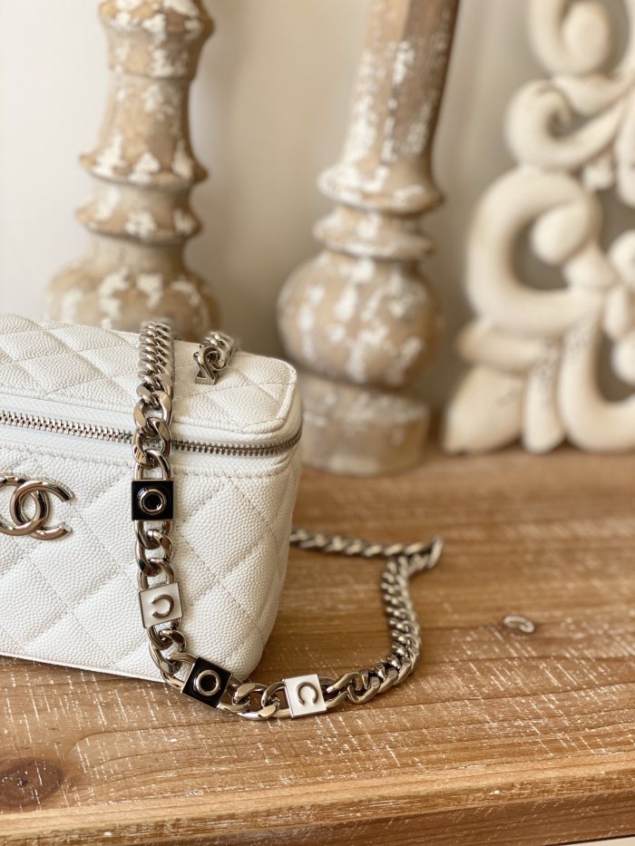  Handbag   Chanel 81194 size  17 cm 