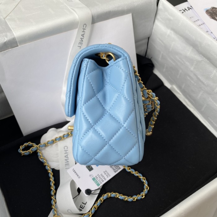 Handbag   Chanel  size  17 cm