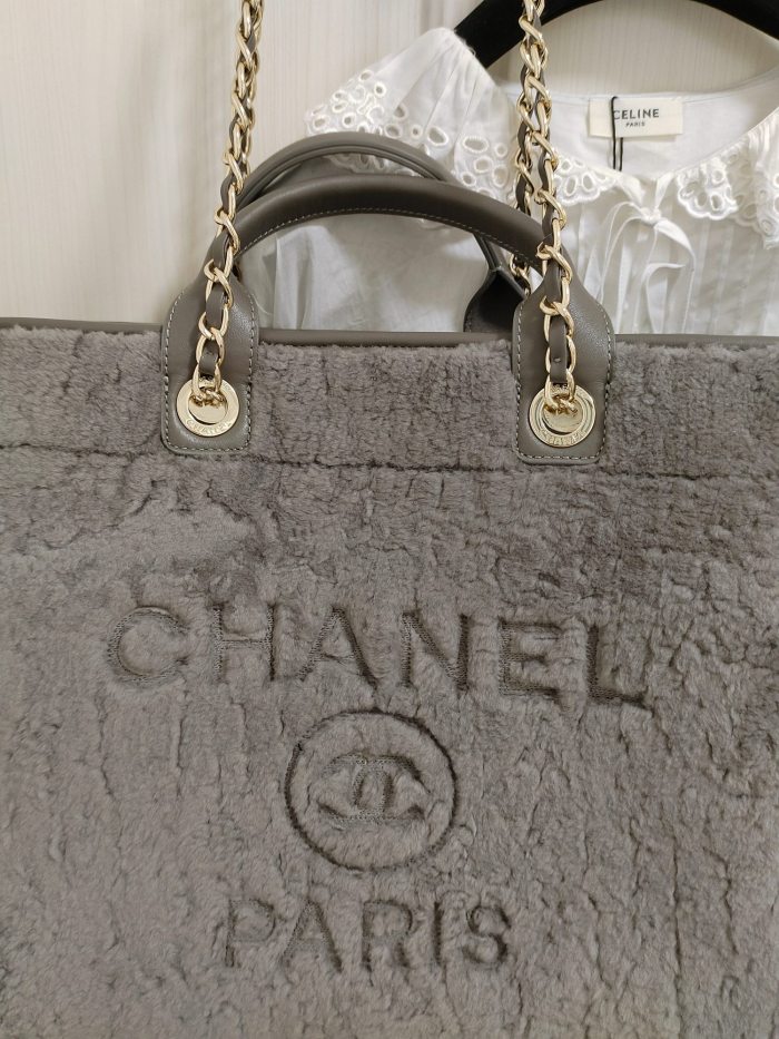 Handbag   Chanel  size  38 cm