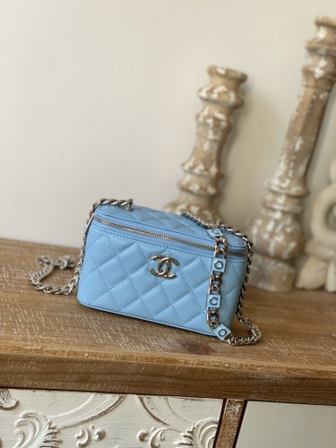  Handbag   Chanel 81194  size  17 cm  