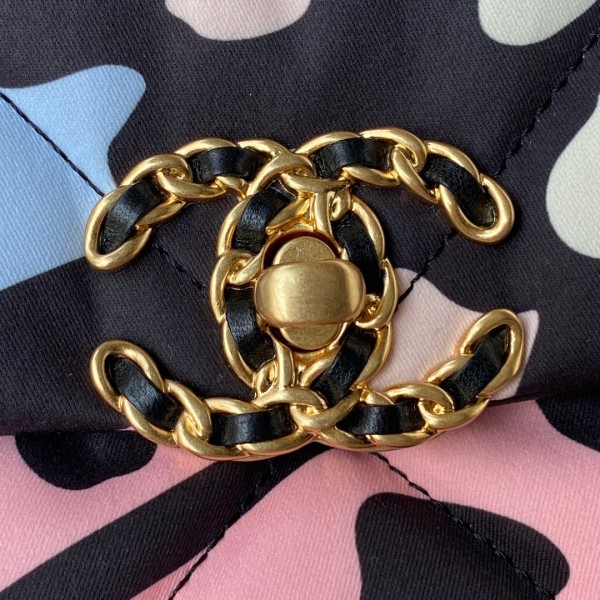  Handbag   Chanel  size  26/30 cm