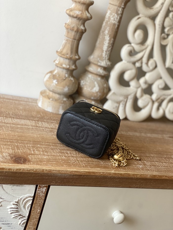 Handbag  Chanel  81246  size  10.5   8.5  7 cm 