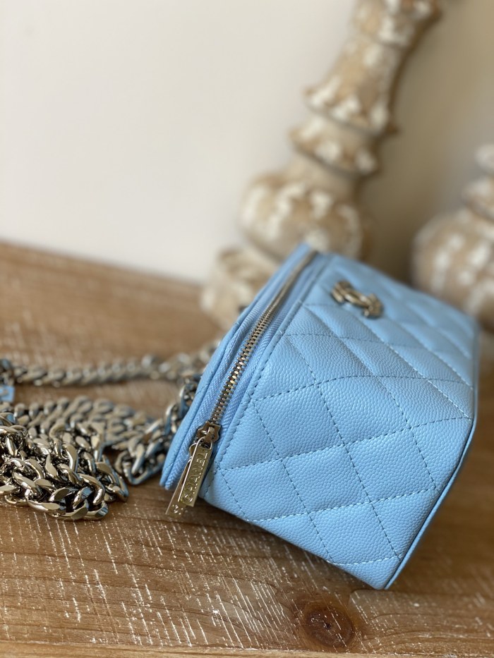  Handbag   Chanel 81194  size  17 cm  