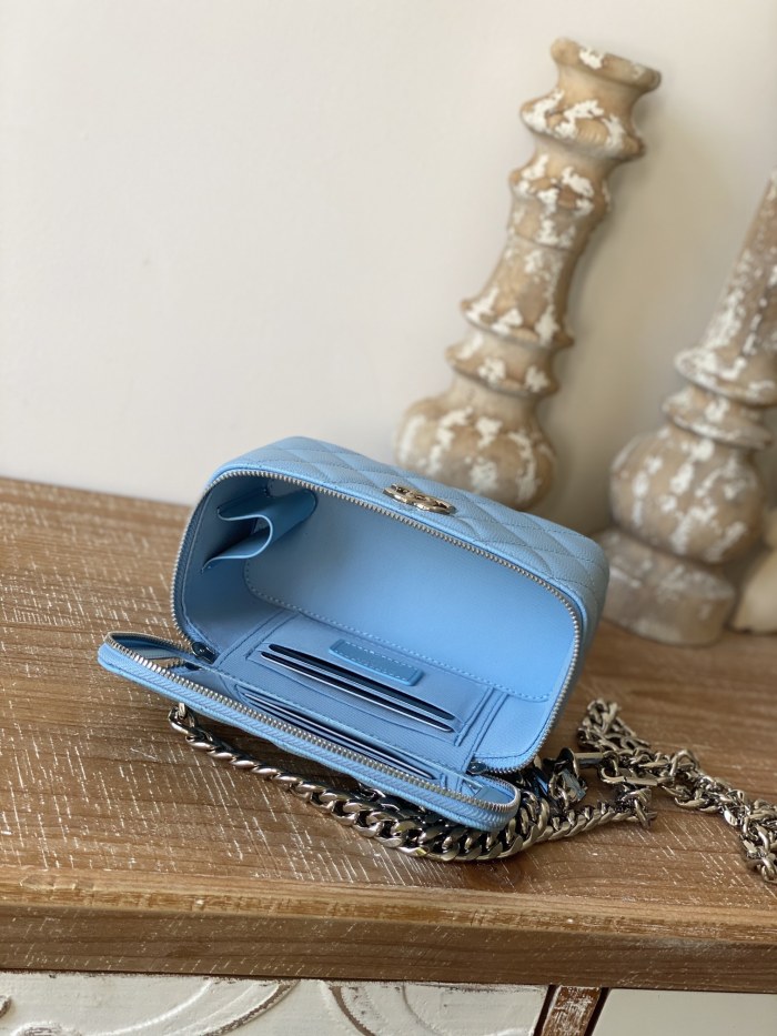  Handbag   Chanel 81194  size  17 cm  