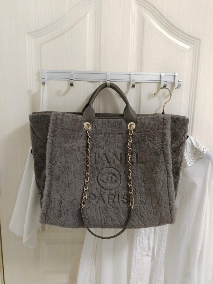 Handbag   Chanel  size  38 cm