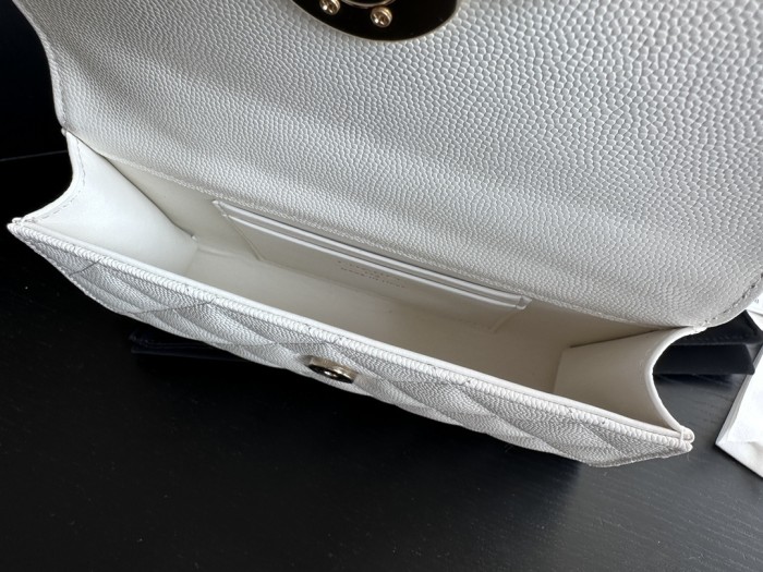  Handbag   Chanel  3238  size  18.5cmx10.5cmx5 cm