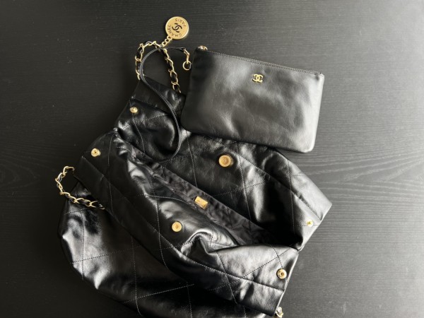  Handbag   Chanel   size  35cmx37cmx7 cm