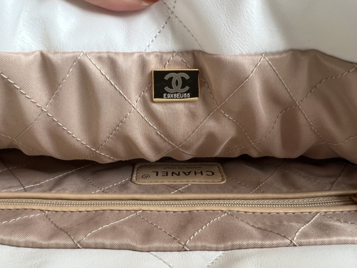  Handbag   Chanel  size  39cmx42cmx8 cm