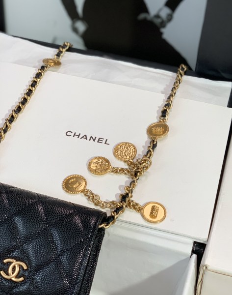 Handbag   Chanel  size  18*3*11.5  cm