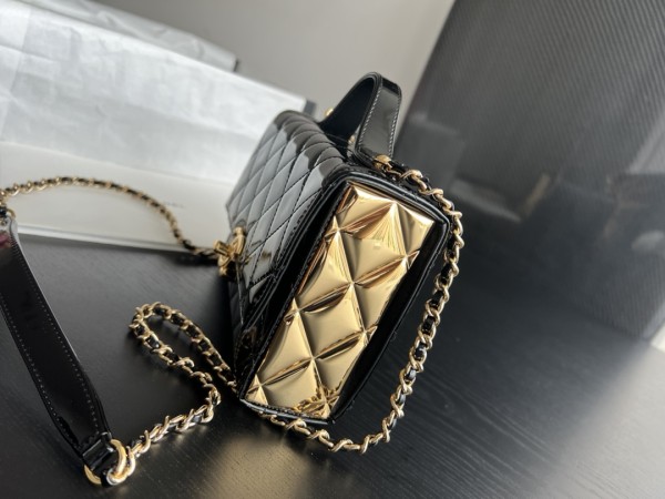 Handbag  Chanel  2796  size   18cmx17.5cmx7 cm