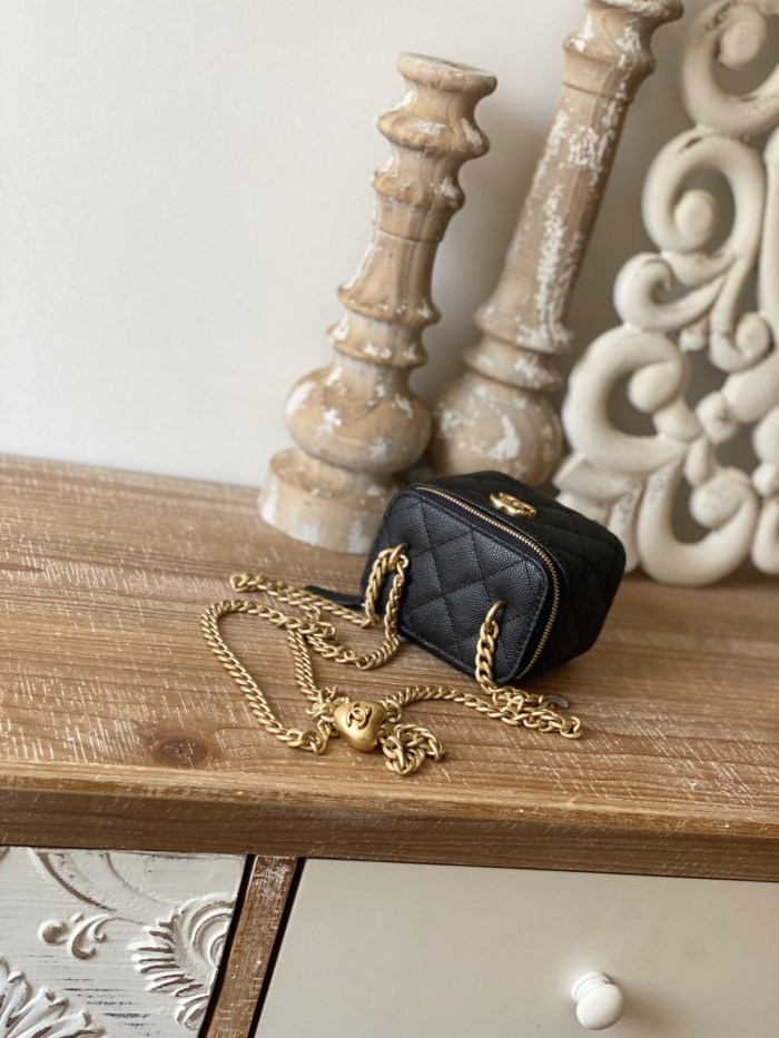 Handbag  Chanel  81246  size  10.5   8.5  7 cm 