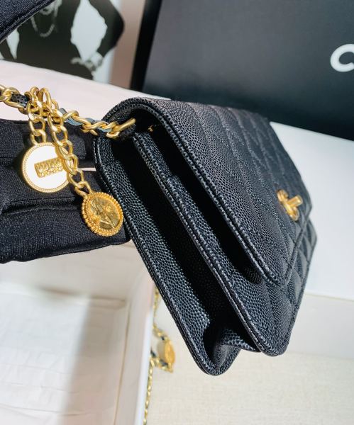 Handbag   Chanel  size  19*12.5*3  cm