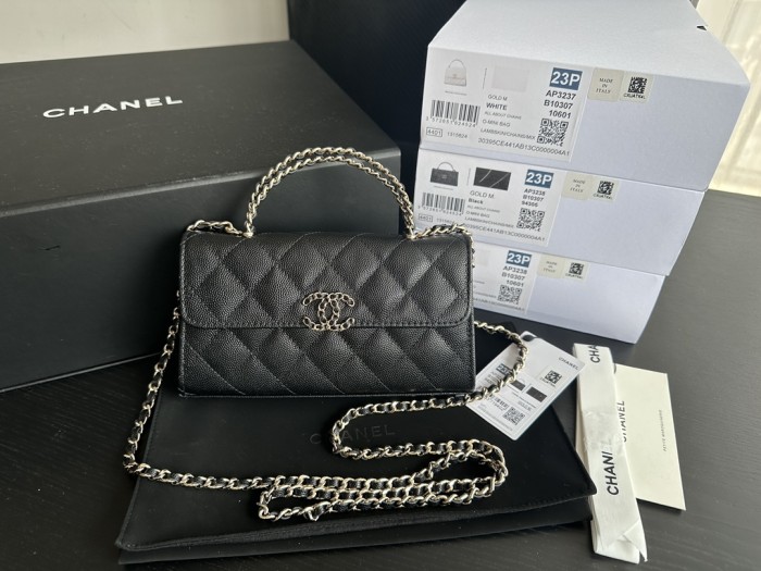  Handbag   Chanel   3238  size  18.5cmx10.5cmx5 cm 