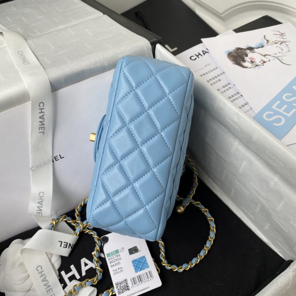 Handbag   Chanel  size  17 cm