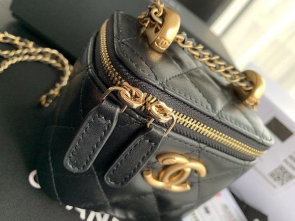  Handbag  Chanel 2292  size  8.5cmx11cmx7 cm