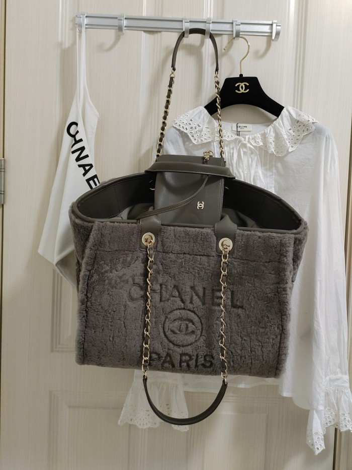 Handbag   Chanel  size  38 cm