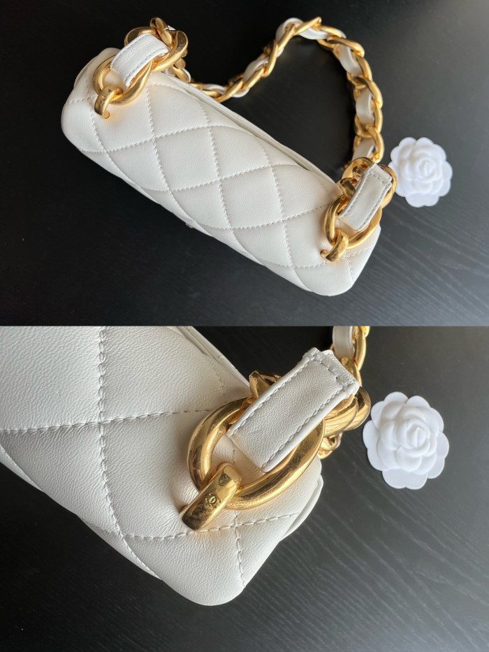  Handbag   Chanel   size  20 cm