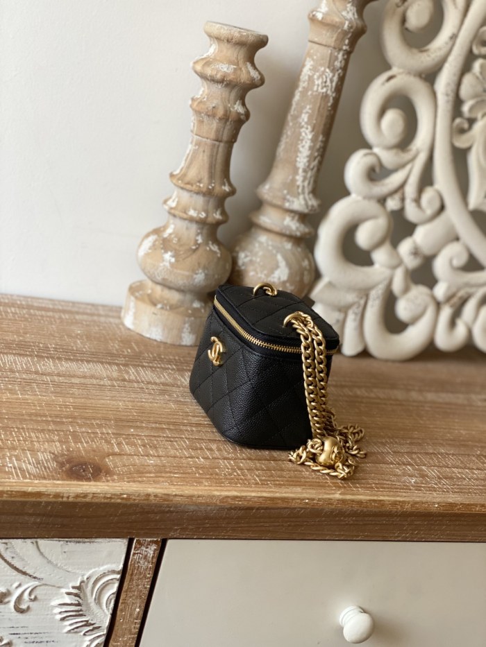 Handbag  Chanel  81246  size  10.5   8.5  7 cm 