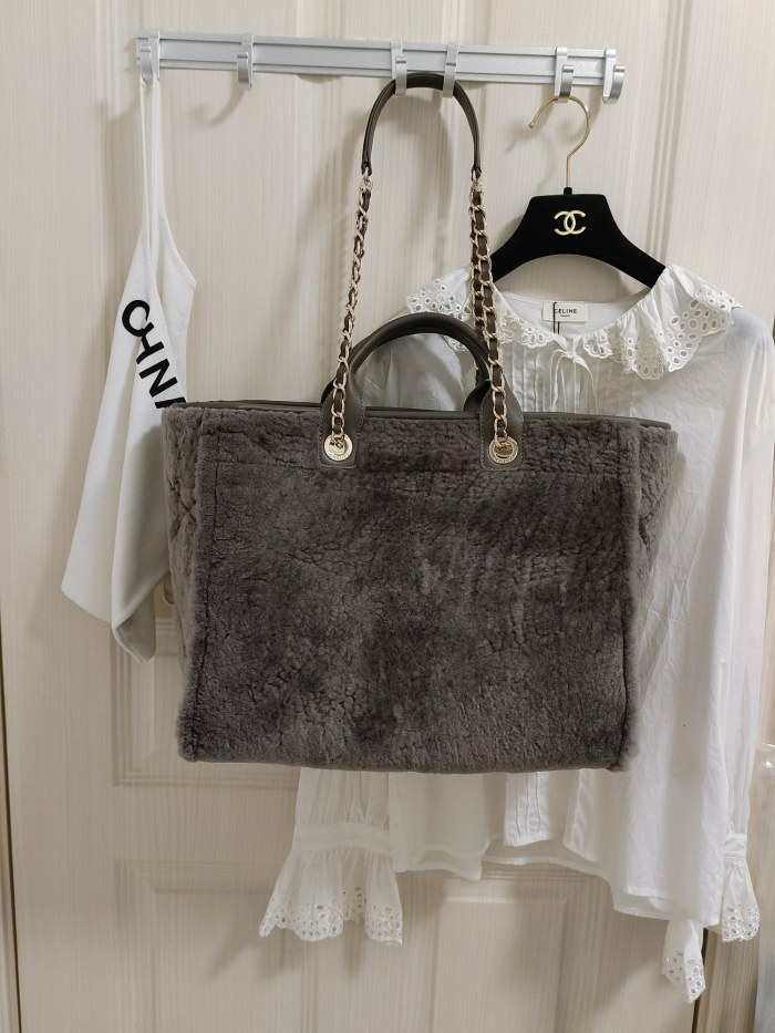 Handbag   Chanel  size  38 cm