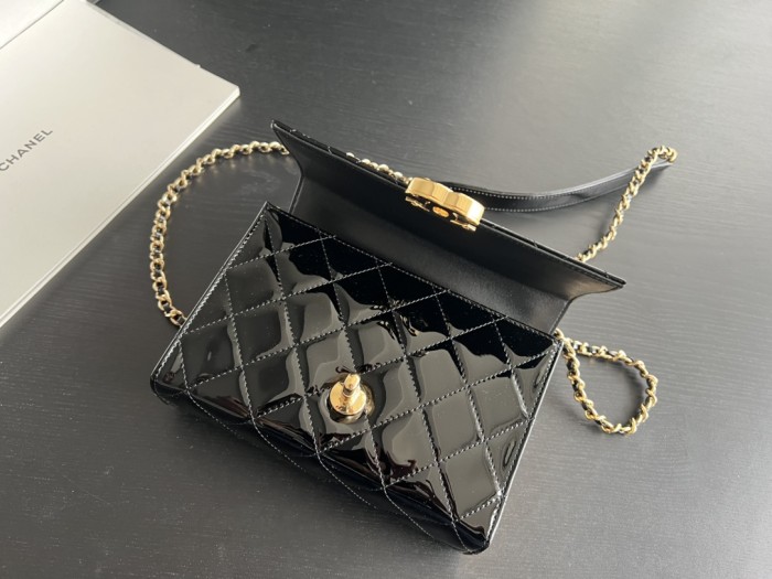 Handbag  Chanel  2796  size   18cmx17.5cmx7 cm