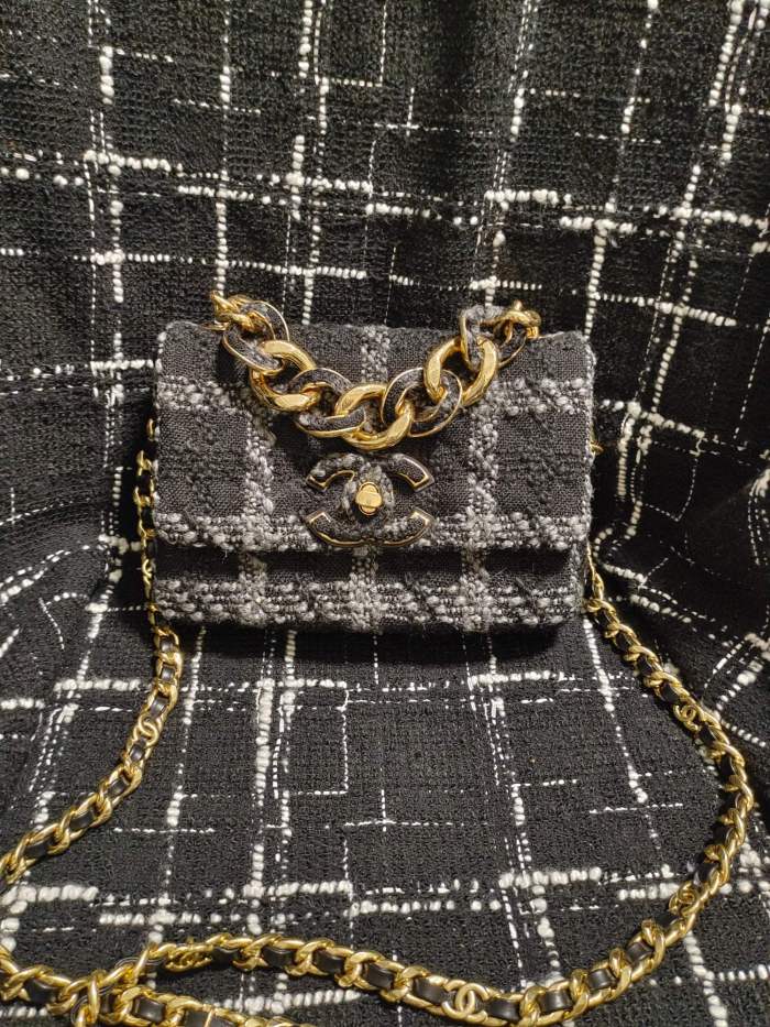 Handbag   Chanel   size  15*22*6 cm