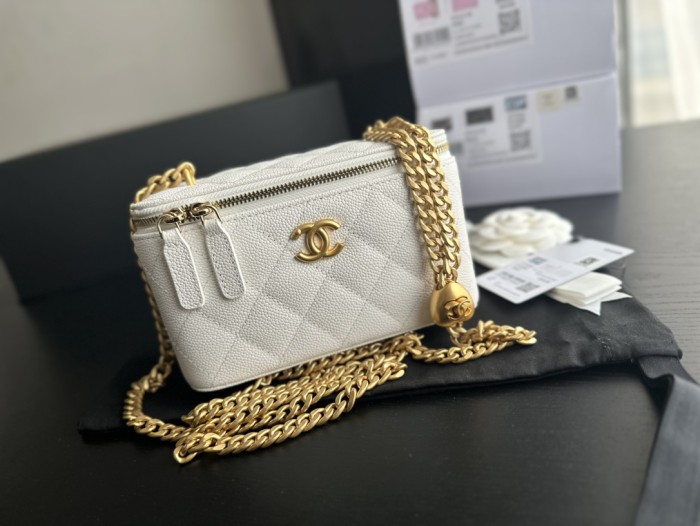 Handbag   Chanel  3204  size  16cmx8cmx10 cm