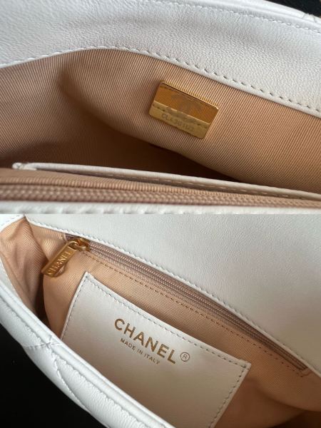  Handbag   Chanel   size  20 cm