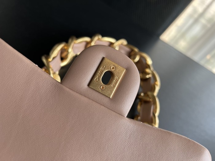  Handbag   Chanel size  20 cm