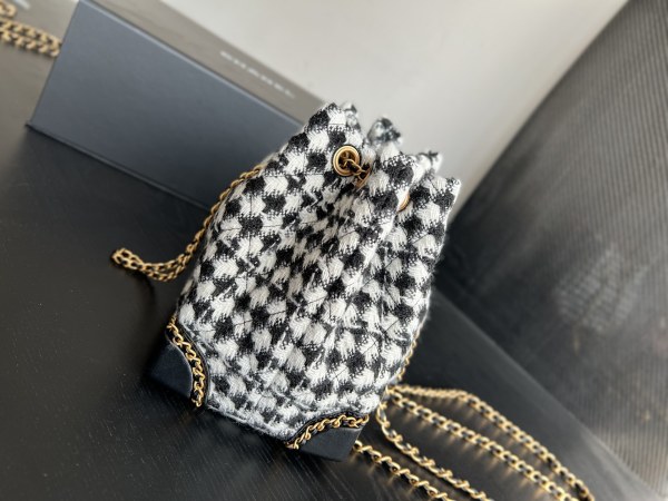  Handbag   Chanel  AS3639  size  18cmx19.5cmx14 cm 