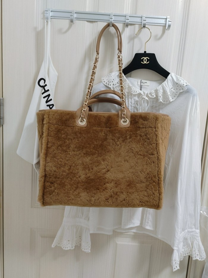 Handbag   Chanel  size 38 cm