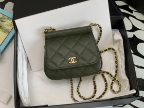 Handbag  Chanel  3005  size 12.5*14*6 cm