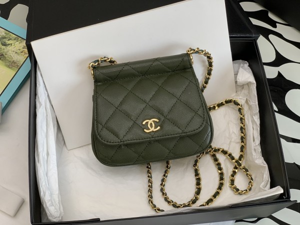 Handbag  Chanel  3005  size 12.5*14*6 cm