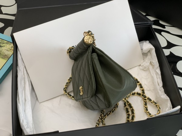 Handbag  Chanel  3005  size 12.5*14*6 cm