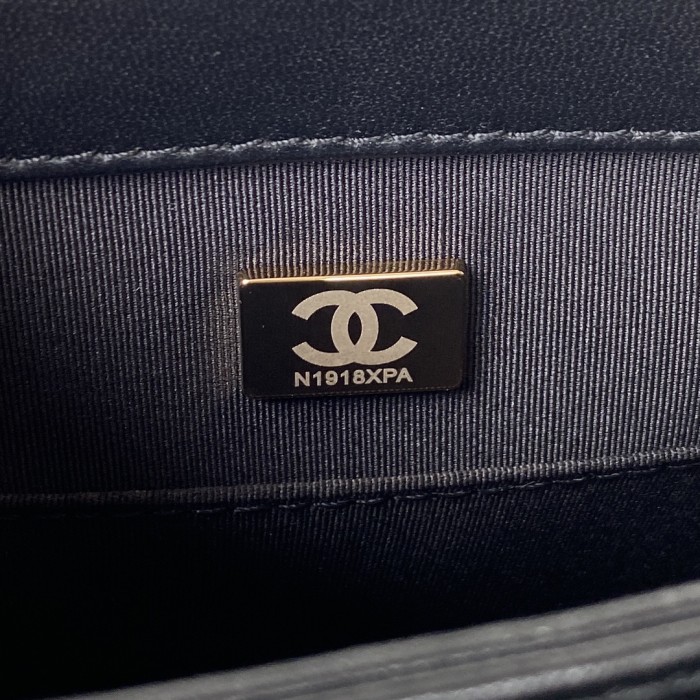  Handbag   Chanel  AS3499  size 18X23X9 cm