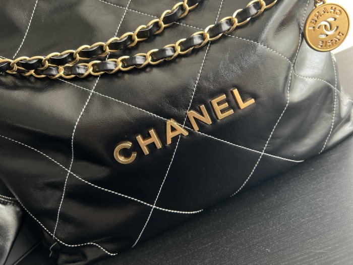 Handbag Chanel  size 39cmx42cmx8 cm