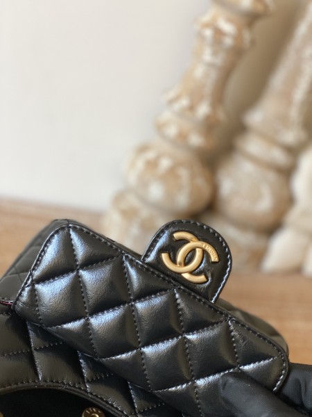  Handbag  Chanel  AS3710  size  17×19×6 cm