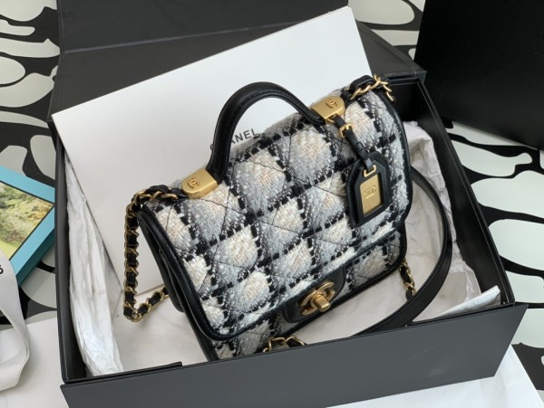 Handbag  Chanel  99199  size  𝟷𝟽*𝟸𝟶.𝟻 *𝟼 𝚌𝚖