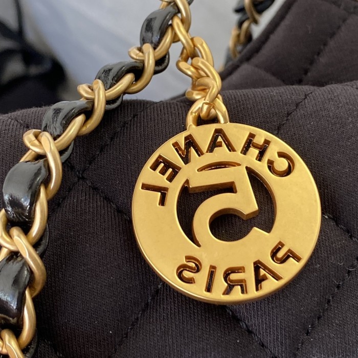  Handbag  Chanel AS3710  size  17×19×6 cm