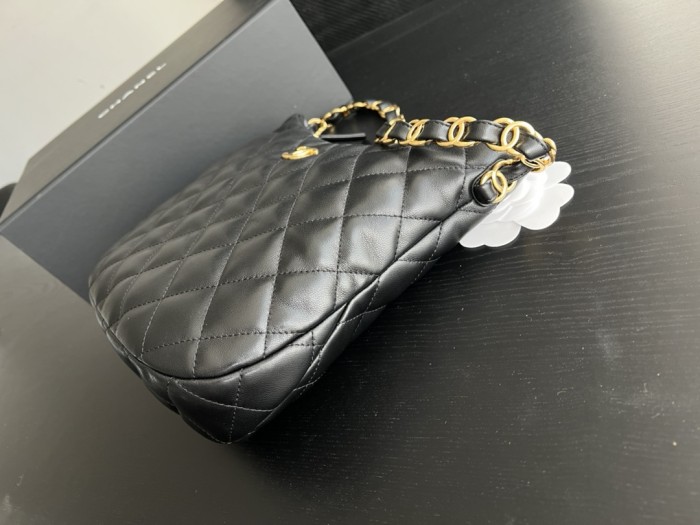  Handbag  Chanel  3561  size  28cmx22cm7 cm