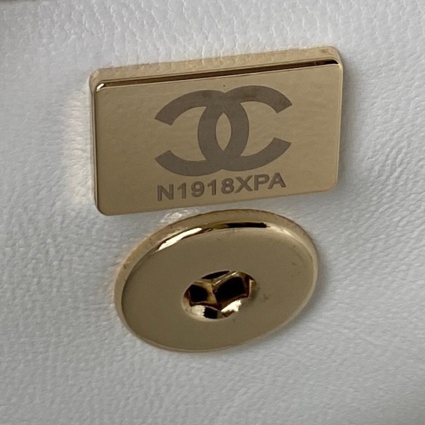  Handbag   Chanel  92990  size 23 cm