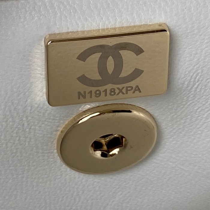  Handbag   Chanel  92990  size 23 cm