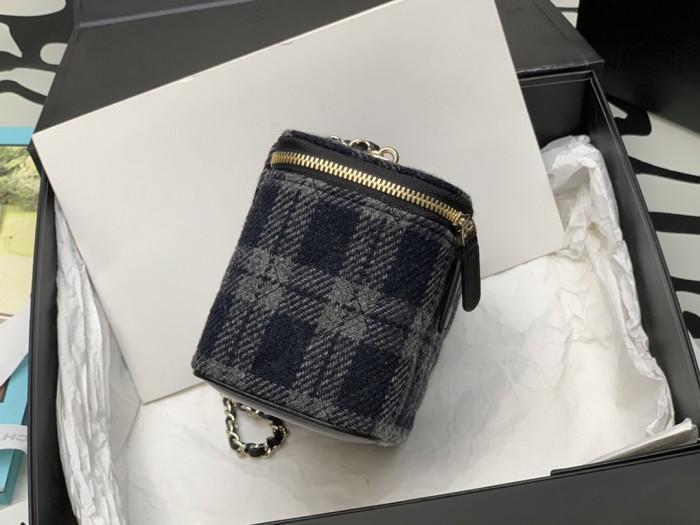  Handbag Chanel  size 10*17*8* cm