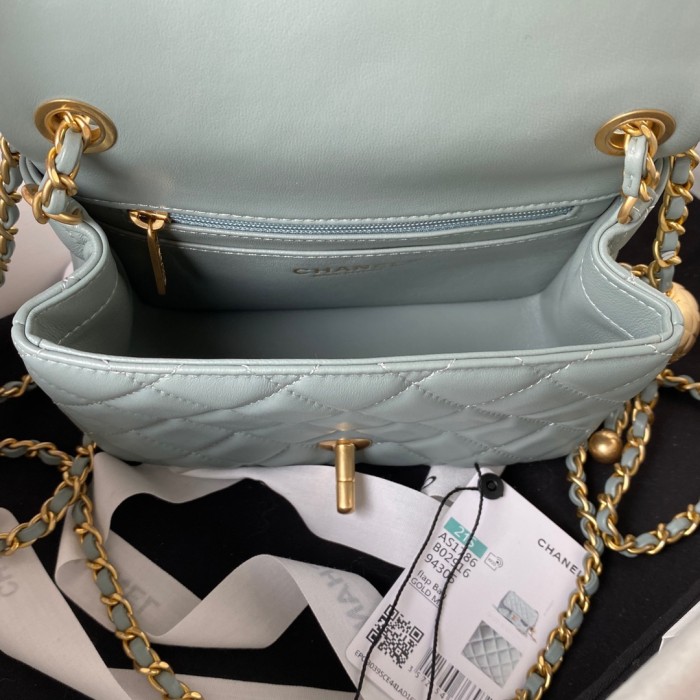  Handbag  Chanel  size  17 cm