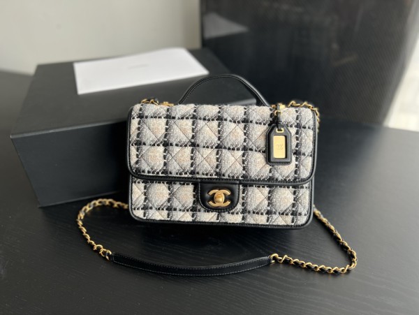 Handbag Chanel AS3653  size 25cmx21.5cmx7 cm